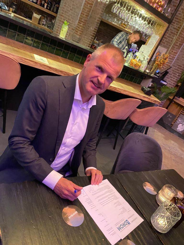 CEO Incotec Eric Jan Bartels signing sponsor contract with cultural centre De Drom